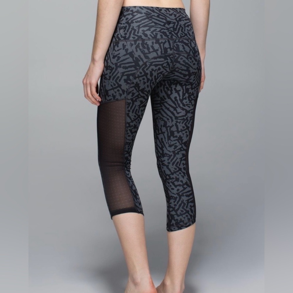 Lululemon Hot To Street Crop
Biggie Brushed Animal Coal  size 6 EUC